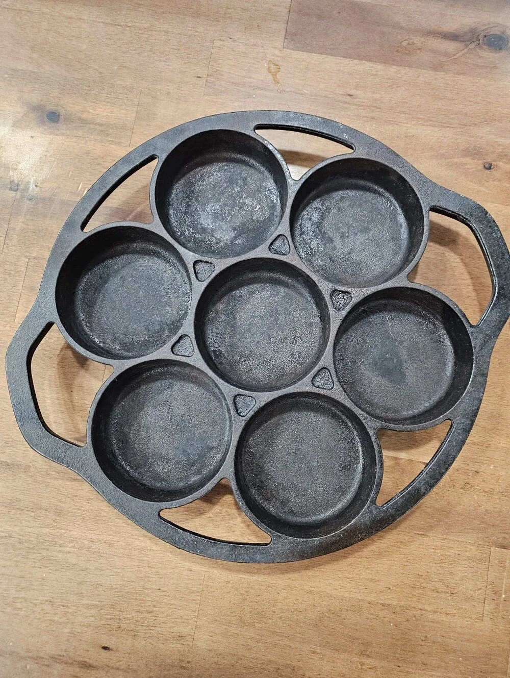 Cracker Barrel Cast Iron Biscuit Pan 7 Slot Cornbread Baking Mold 13
